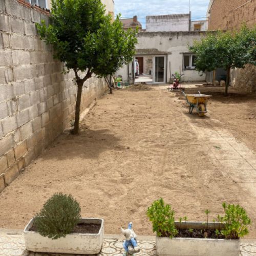 Imagen de jardín antes de plantar césped